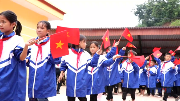 Khai giảng năm học mới nơi vùng lũ Mường Luân