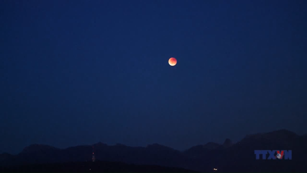 Rực rỡ “Trăng Máu” trên bầu trời