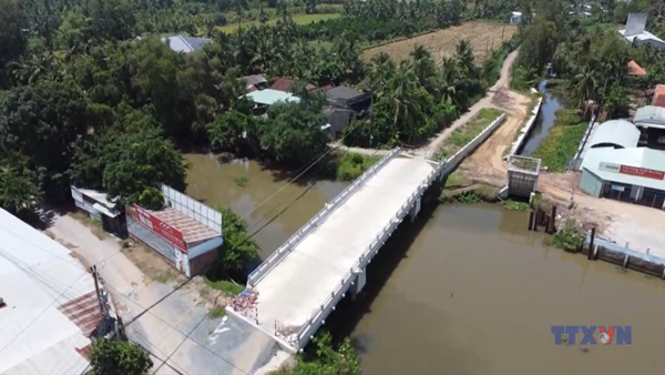 Cầu xây xong, dân mong đường dẫn