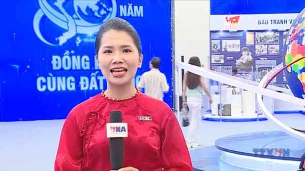 TTXVN tặng khách tham quan ấn phẩm tại triển lãm 80 năm thành tựu đất nước