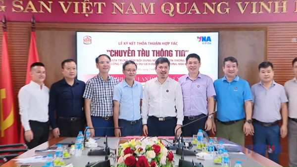 Đưa ấn phẩm đặc sắc của TTXVN lên chuyến tàu ”Hà Nội 5 cửa ô”