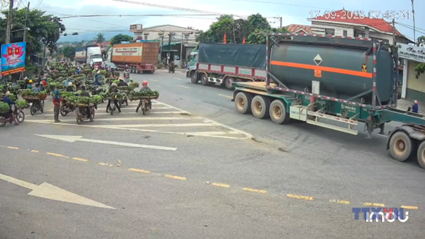 Ô tô lao thẳng vào chợ khiến 3 người chết, nhiều người bị thương