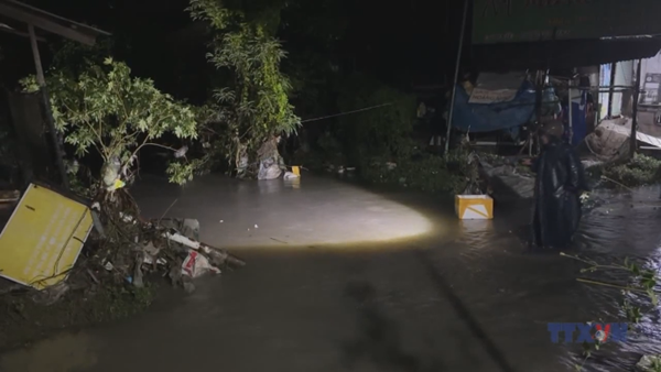 Xuyên đêm tìm kiếm xe ô tô bị nước cuốn trôi