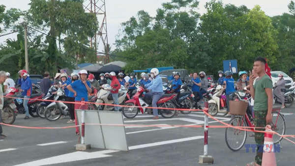 Người dân được di chuyển qua cầu Phong Châu mới do mưa bão