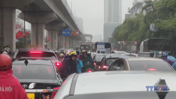 Hình cảnh nhiều tuyến đường Hà Nội bị ngập do mưa lớn