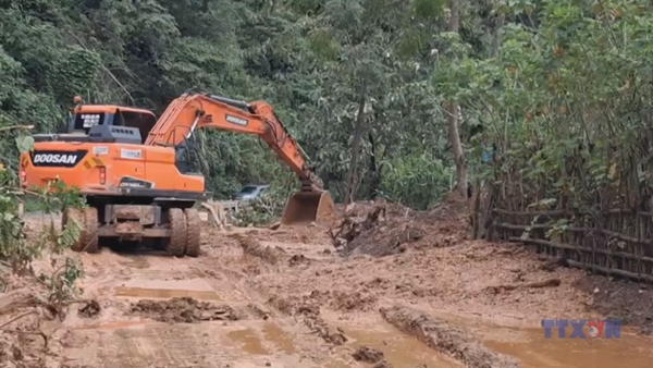 Tuyến đường độc đạo đi Cửa khẩu Quốc tế Nậm Cắn tê liệt vì sạt lở đất