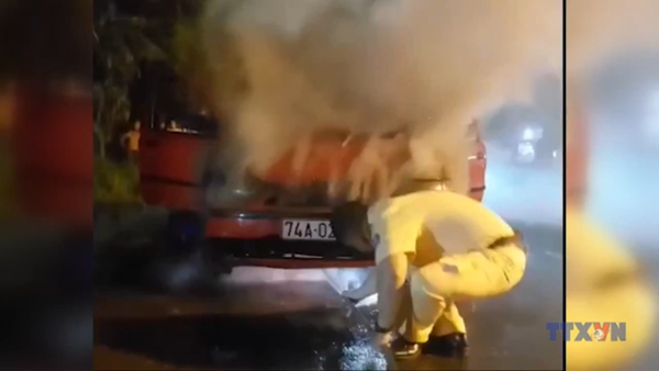 Giải cứu 2 người trên xe ô tô đang bốc cháy