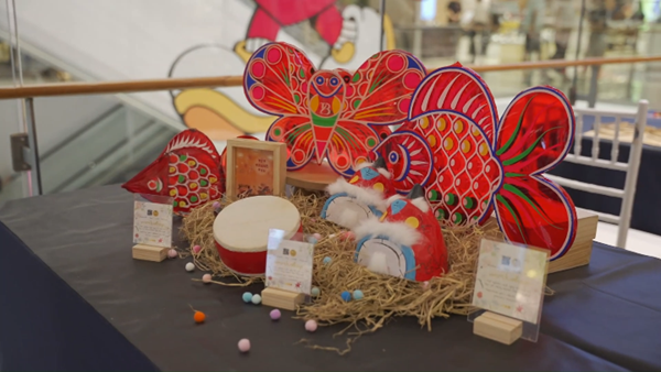 Trải nghiệm mới từ làm bánh dẻo lạnh đến đèn lồng giấy kiếng