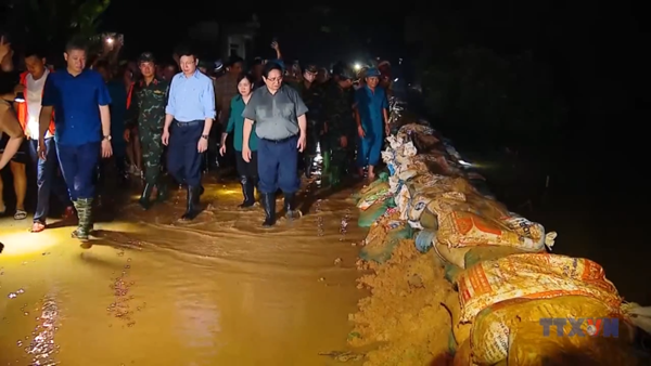 Thủ tướng thị sát ứng phó mưa lũ tại vùng ven sông của Hà Nội 