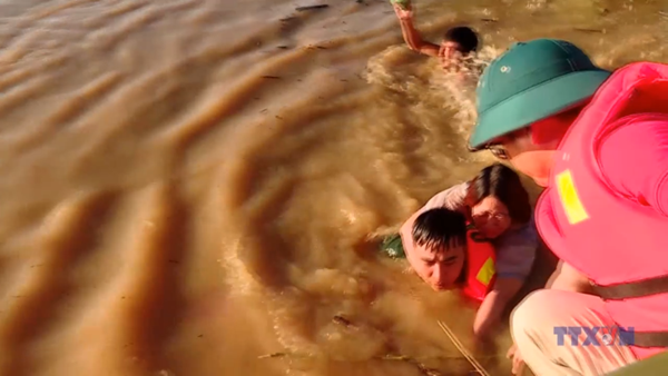 Bão lũ đi qua - Tình người ở lại