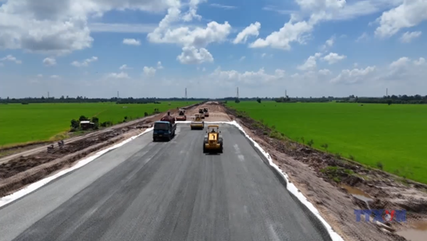 Cao tốc Châu Đốc – Cần Thơ – Sóc Trăng thi công lớp cấp phối đá dăm đầu tiên