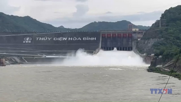 Thủy điện Hòa Bình mở 1 cửa xả đáy
