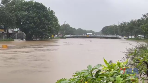 Lũ lên cao gây ngập trên diện rộng ở Huế