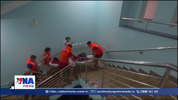 Công an Huế xuyên đêm đưa bệnh nhân đến nơi an toàn