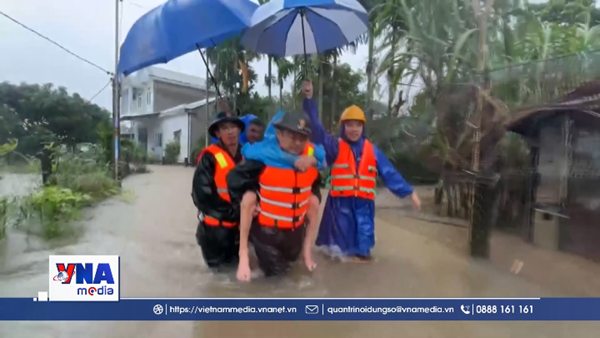 Lực lượng vũ trang thành phố Đà Nẵng giúp dân ứng phó mưa lũ