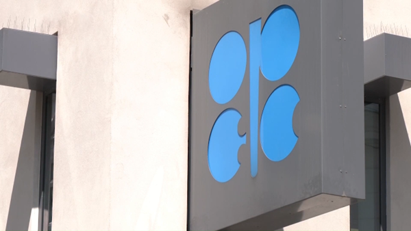 OPEC+ nhất trí tạm dừng tăng sản lượng
