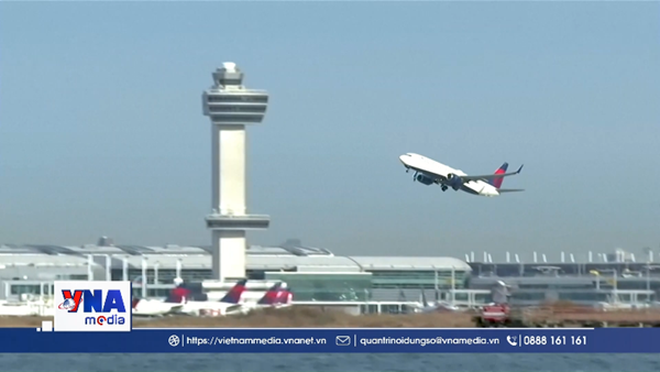 Hàng không Mỹ đối mặt “đòn kép”