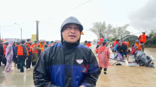 Khẩn trương ứng cứu người dân vùng ngập lũ sâu 