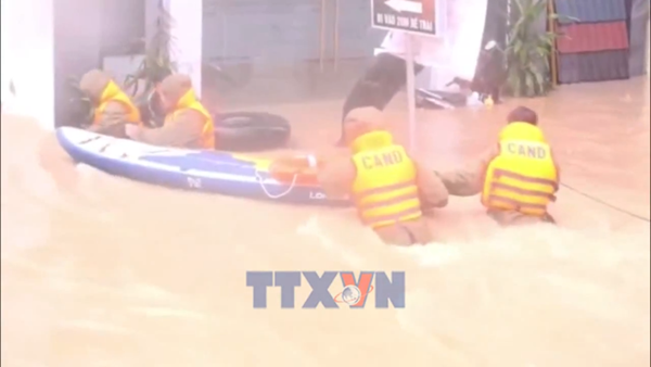 Ứng cứu người dân vùng ngập lụt tại Gia Lai