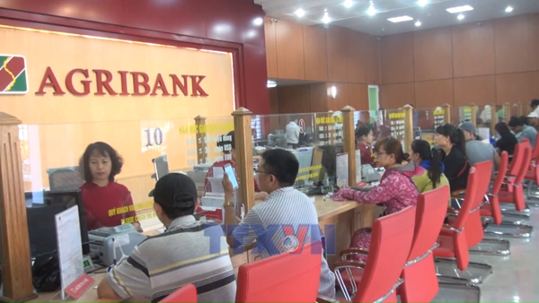 Ngân hàng giảm 2% lãi vay, ủng hộ 150 tỷ đồng cho vùng lũ