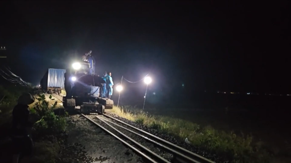 Thông tuyến đường sắt Bắc - Nam sau mưa lũ