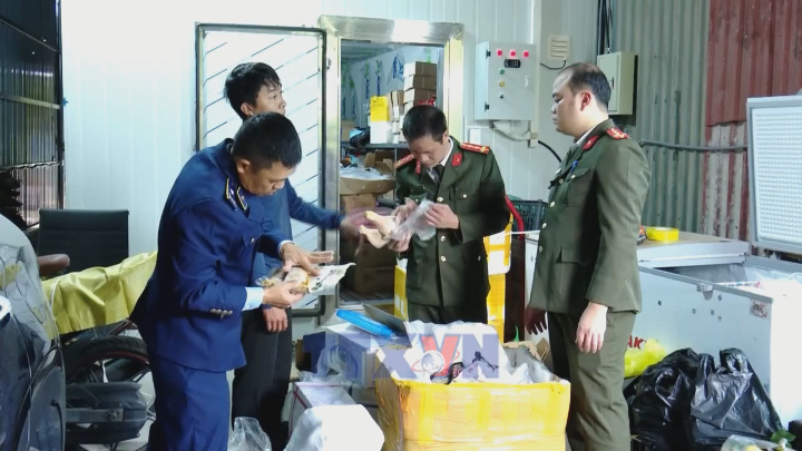 Phát hiện gần 1,2 tấn thực phẩm đông lạnh quá hạn sử dụng