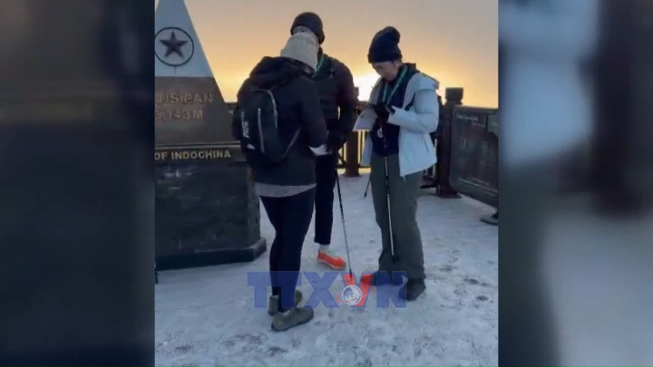 Nhiệt độ xuống -3 độ C, băng giá tiếp tục phủ trắng đỉnh Fansipan 