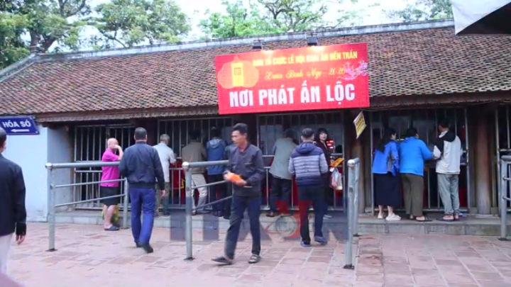 Tấp nập người dân, du khách đến xin lộc ấn đền Trần