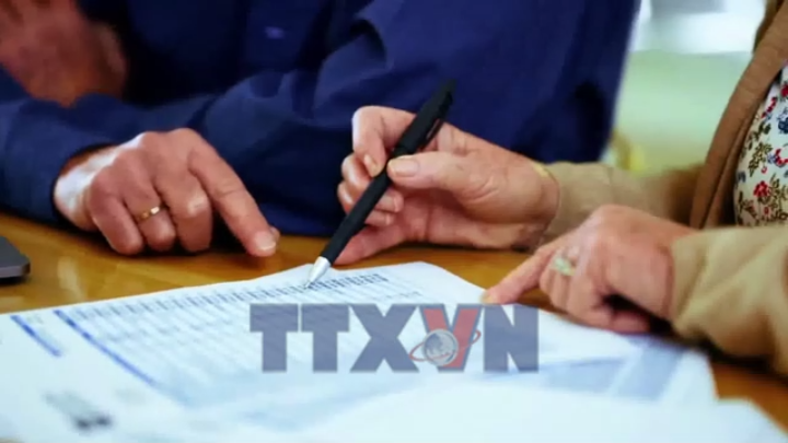 Người Pháp chấp nhận giảm lương hưu để xử lý nợ công