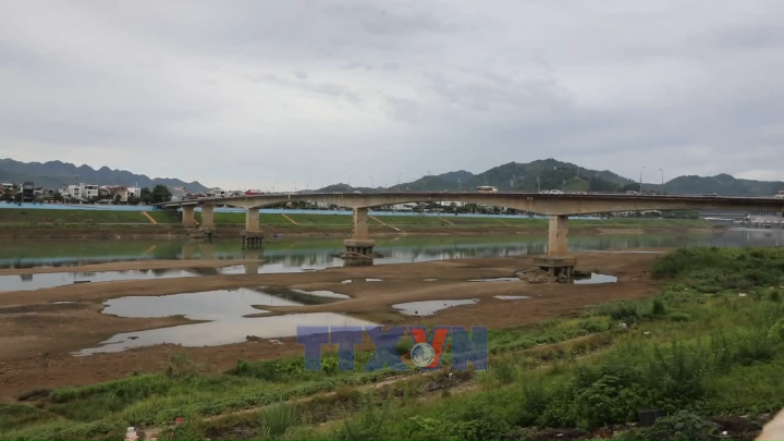 Mực nước hạ lưu sông Đà xuống thấp