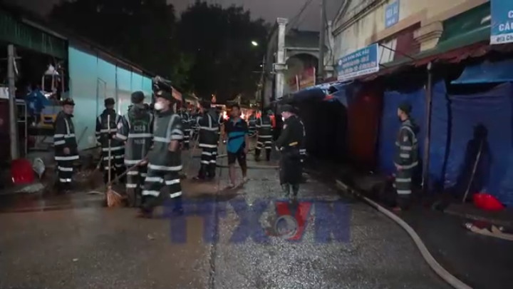 Hàng trăm chiến sĩ xuyên đêm khắc phục sau lũ