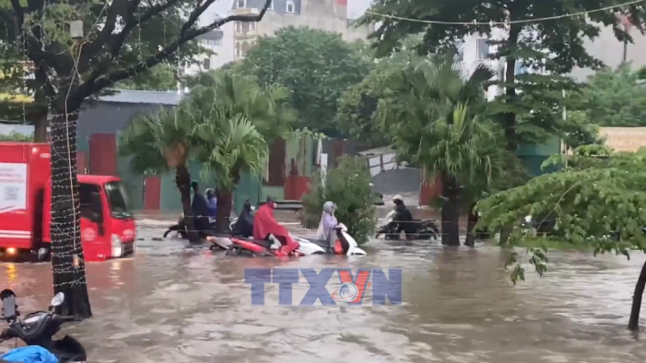 Người dân Hà Nội lại chật vật giữa “biển nước”