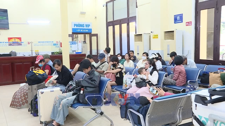 Phí trả vé tàu Tết tăng gấp 3 lần để ngăn đầu cơ