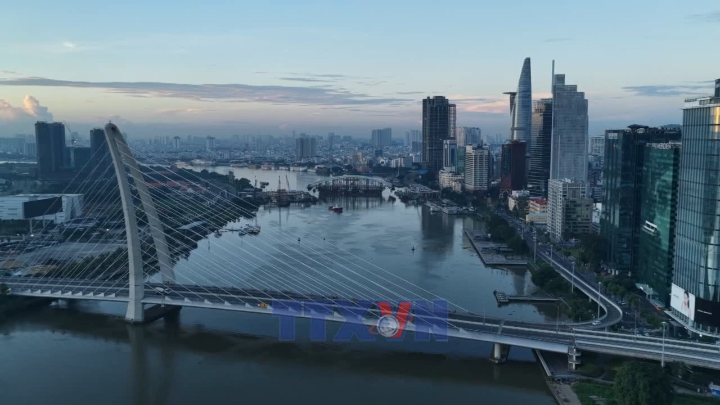 Hợp long cầu đi bộ qua sông Sài Gòn